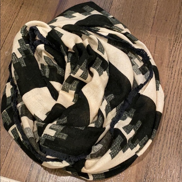 Circle scarf - Picture 1 of 3